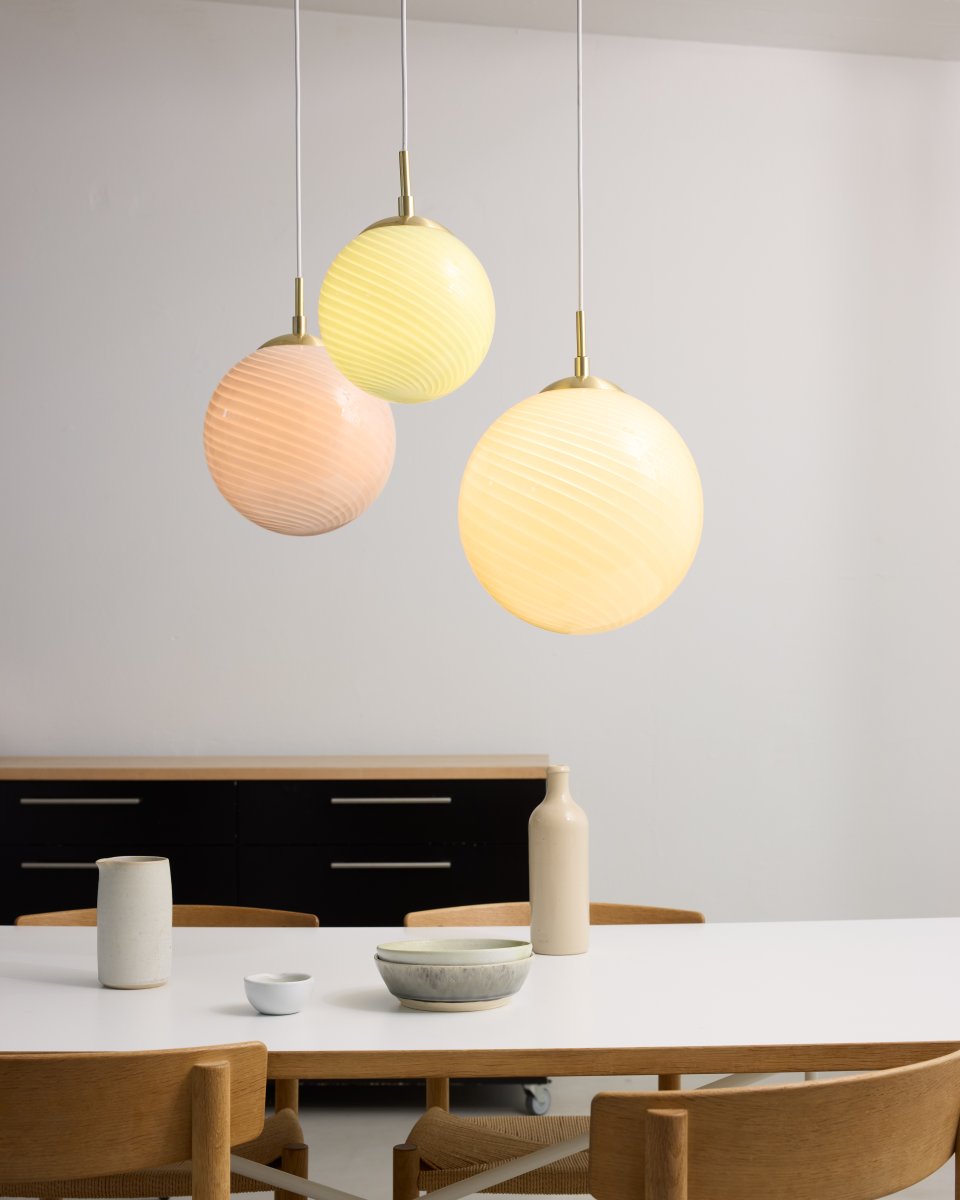 Candy Ball Ø30 Krämvit taklampa från Halo Design - Med sin tidl&ouml;sa design passar Candy Ball lika fint i ett f&ouml;nster som &ouml;ver ett sidobord eller i en grupp &ouml;ver matbordet.