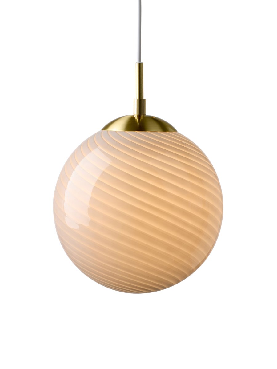 Candy Ball Ø25 Grå taklampa från Halo Design - Med sin tidl&ouml;sa design passar Candy Ball lika fint i ett f&ouml;nster som &ouml;ver ett sidobord eller i en grupp &ouml;ver matbordet.