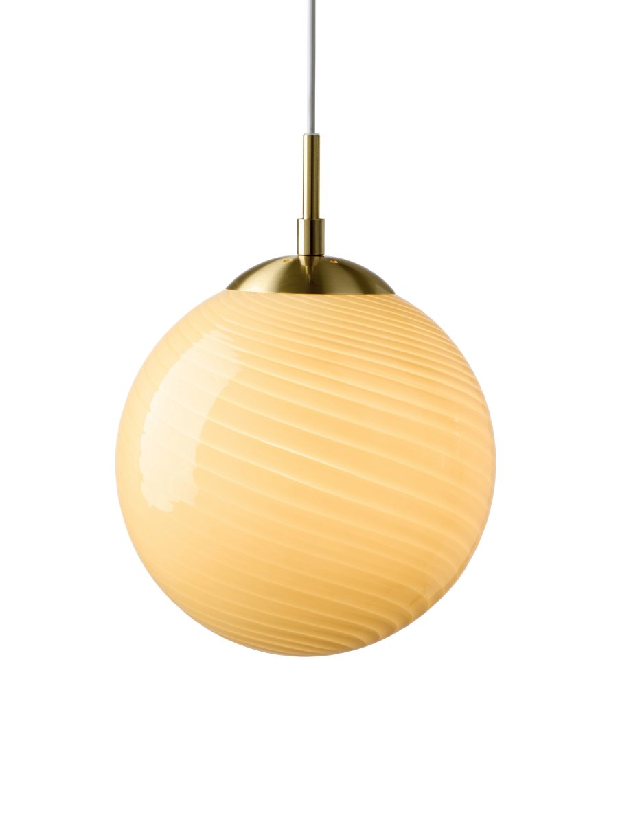 Zoom bild av Candy Ball Ø25 Krämvit taklampa från Halo Design - Med sin tidl&ouml;sa design passar Candy Ball lika fint i ett f&ouml;nster som &ouml;ver ett sidobord eller i en grupp &ouml;ver matbordet.
