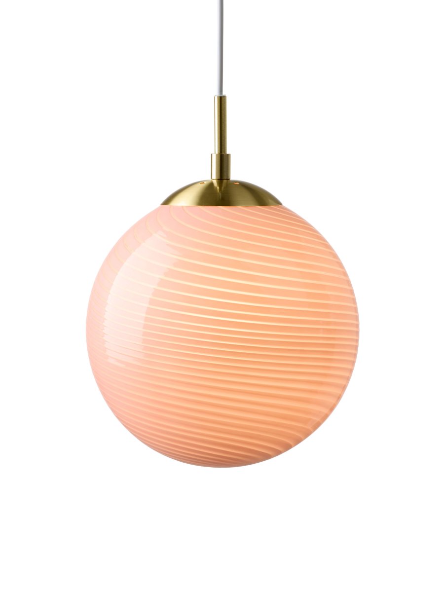 Candy Ball Ø25 Rosa taklampa från Halo Design - Med sin tidl&ouml;sa design passar Candy Ball lika fint i ett f&ouml;nster som &ouml;ver ett sidobord eller i en grupp &ouml;ver matbordet.