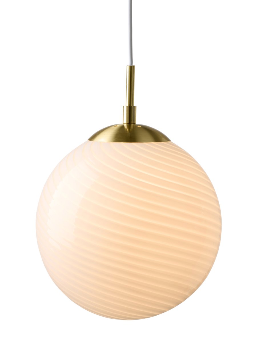 Zoom bild av Candy Ball Ø30 Vit taklampa från Halo Design - Med sin tidl&ouml;sa design passar Candy Ball lika fint i ett f&ouml;nster som &ouml;ver ett sidobord eller i en grupp &ouml;ver matbordet.