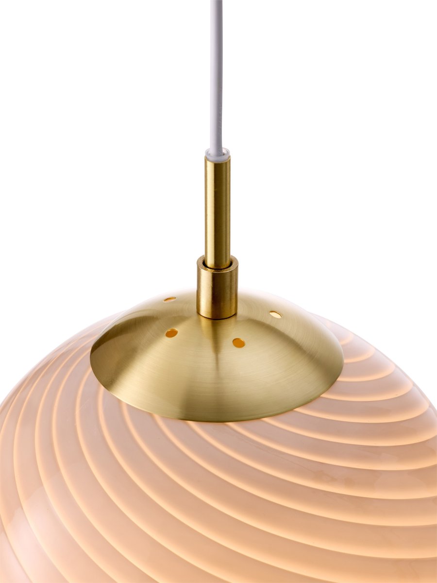 Candy Ball Ø30 Grå taklampa från Halo Design - Med sin tidl&ouml;sa design passar Candy Ball lika fint i ett f&ouml;nster som &ouml;ver ett sidobord eller i en grupp &ouml;ver matbordet.