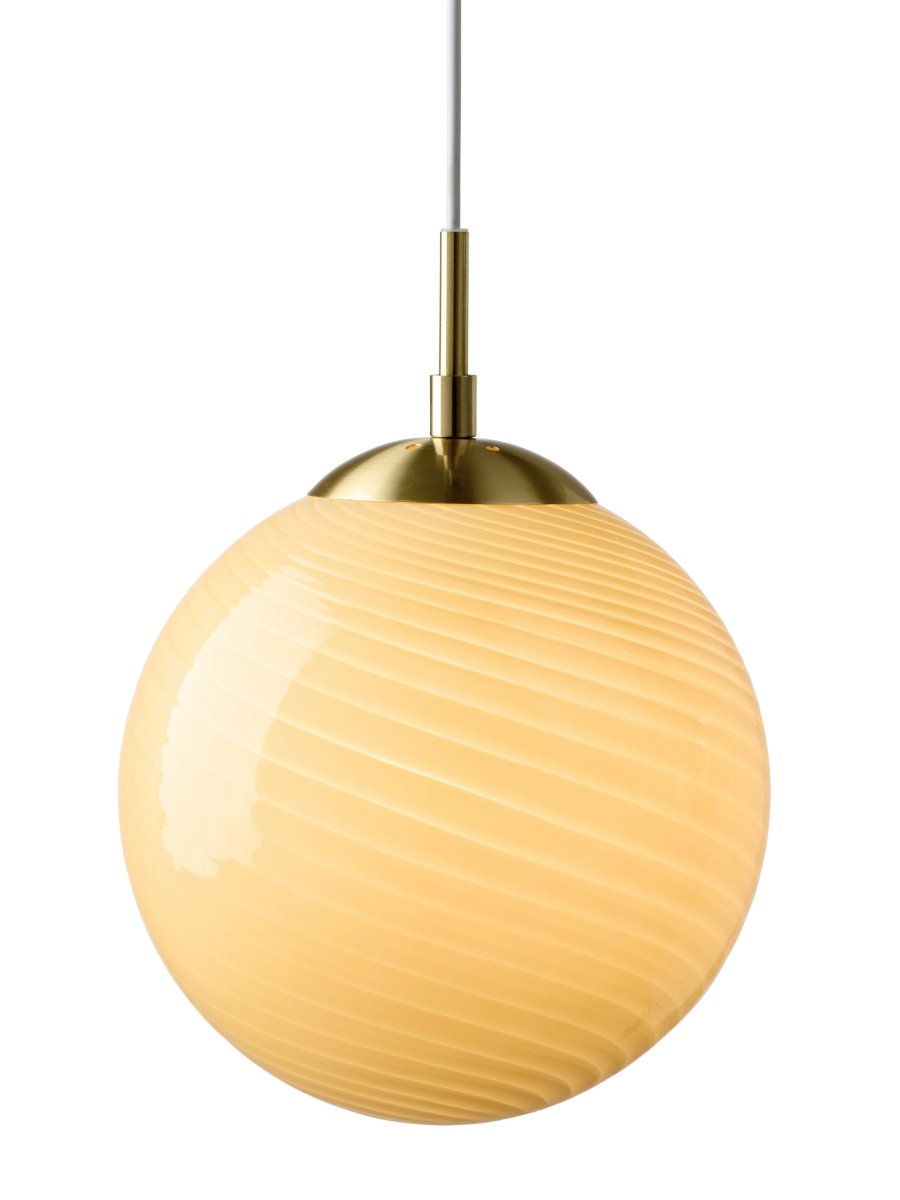 Candy Ball Ø30 Krämvit taklampa från Halo Design - Med sin tidl&ouml;sa design passar Candy Ball lika fint i ett f&ouml;nster som &ouml;ver ett sidobord eller i en grupp &ouml;ver matbordet.