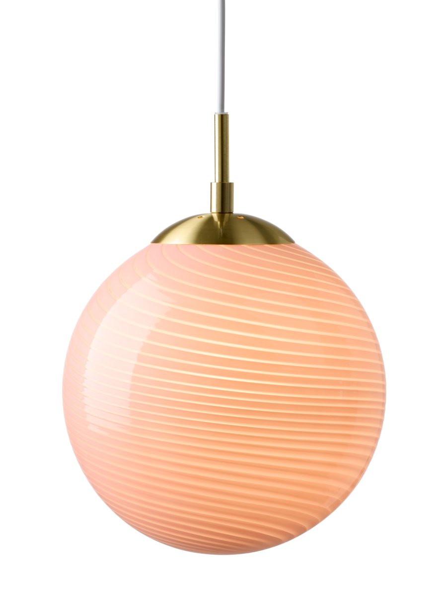 Candy Ball Ø30 Rosa taklampa från Halo Design - Med sin tidl&ouml;sa design passar Candy Ball lika fint i ett f&ouml;nster som &ouml;ver ett sidobord eller i en grupp &ouml;ver matbordet.