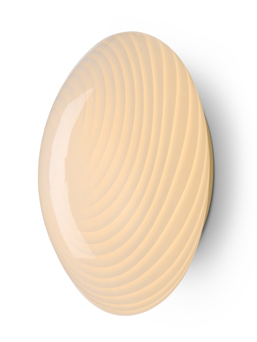 Candy Ø30 Vit plafond från Halo Design - Den rundade sk&auml;rmen &auml;r tillverkad av munbl&aring;st glas med ett dekorativt, tvinnat m&ouml;nster som ger lampan ett vackert uttryck.
