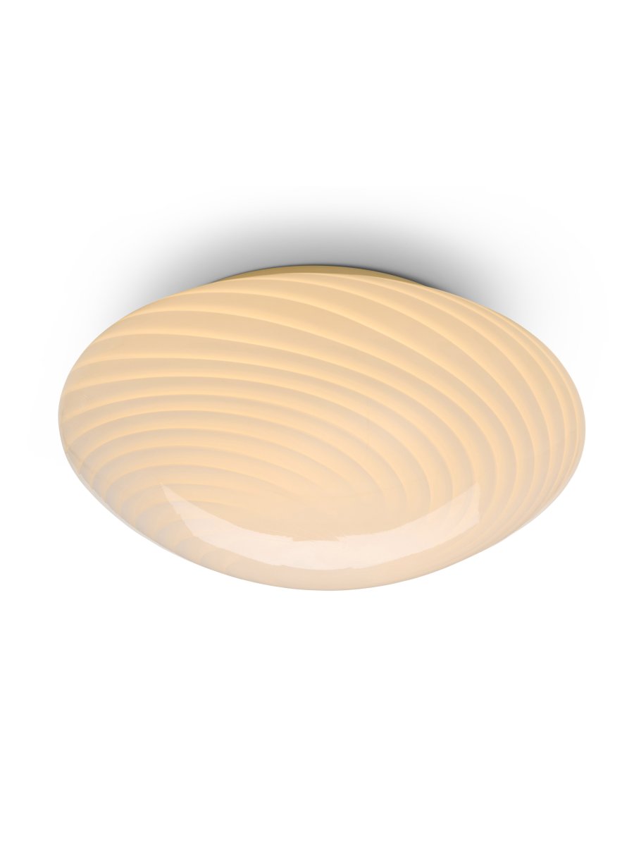 Candy Ø30 Vit plafond från Halo Design - Den rundade sk&auml;rmen &auml;r tillverkad av munbl&aring;st glas med ett dekorativt, tvinnat m&ouml;nster som ger lampan ett vackert uttryck.