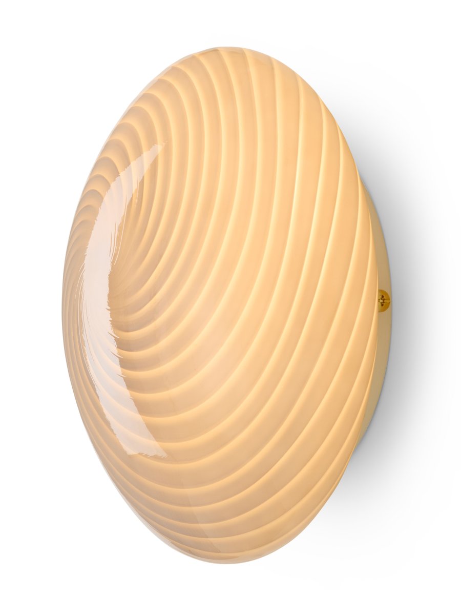 Candy Ø30 Grå plafond från Halo Design - Den rundade sk&auml;rmen &auml;r tillverkad av munbl&aring;st glas med ett dekorativt, tvinnat m&ouml;nster som ger lampan ett vackert uttryck.