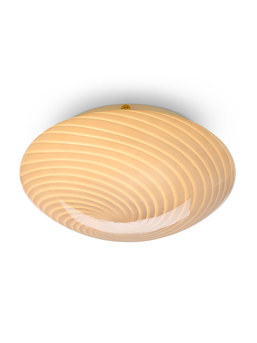 Candy Ø30 Grå plafond från Halo Design - Den rundade sk&auml;rmen &auml;r tillverkad av munbl&aring;st glas med ett dekorativt, tvinnat m&ouml;nster som ger lampan ett vackert uttryck.