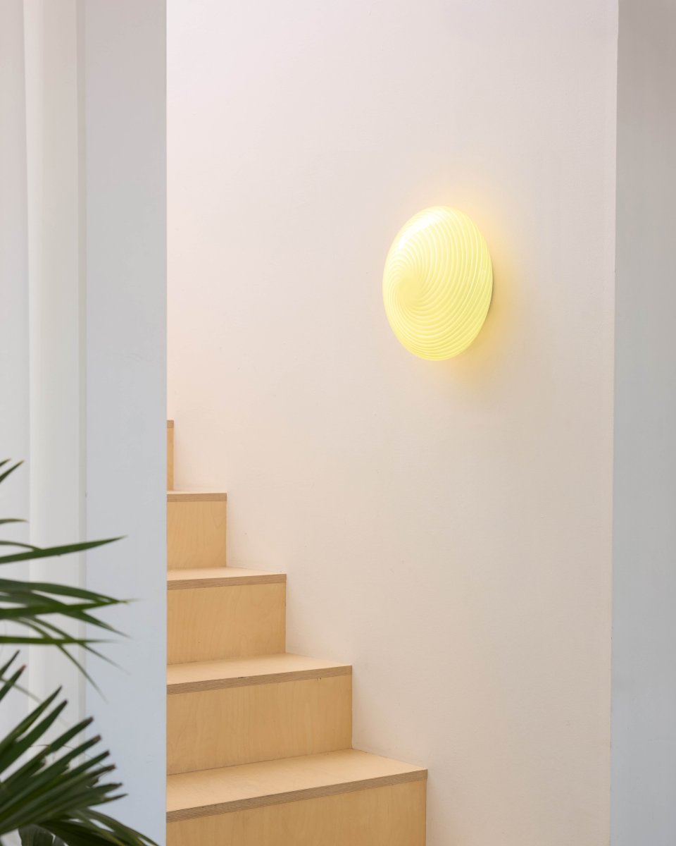 Candy Ø30 Krämvit plafond från Halo Design - Den rundade sk&auml;rmen &auml;r tillverkad av munbl&aring;st glas med ett dekorativt, tvinnat m&ouml;nster som ger lampan ett vackert uttryck.