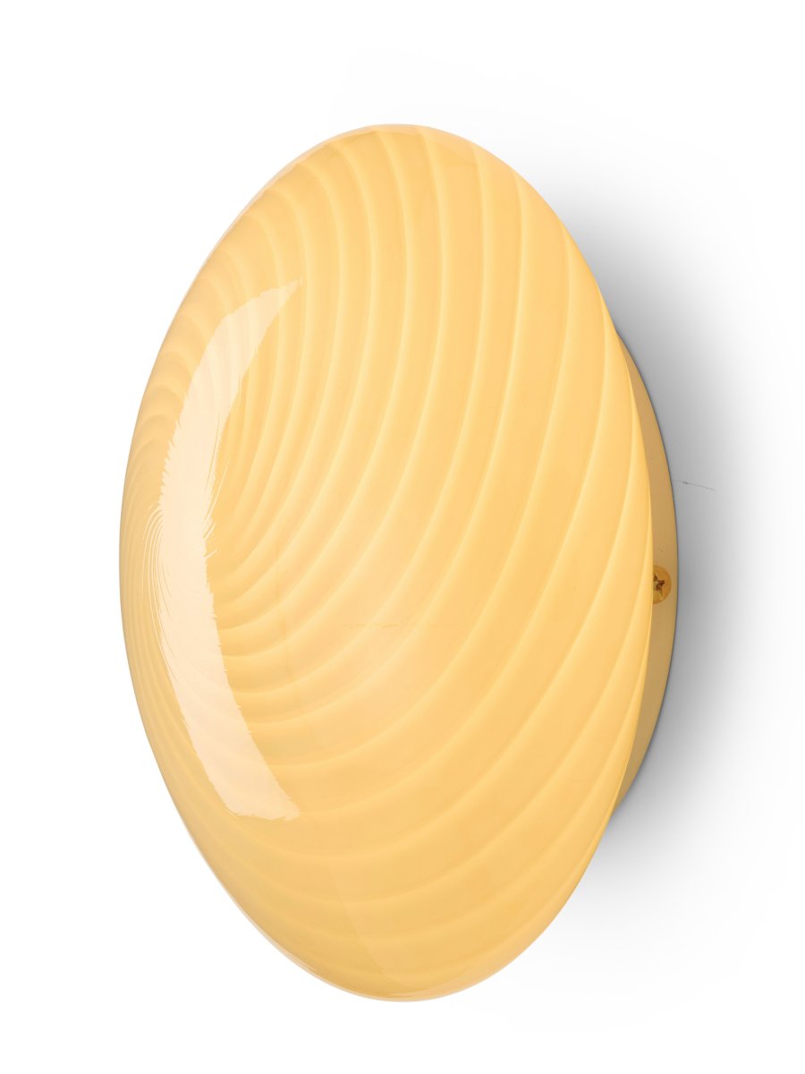 Candy Ø30 Krämvit plafond från Halo Design - Den rundade sk&auml;rmen &auml;r tillverkad av munbl&aring;st glas med ett dekorativt, tvinnat m&ouml;nster som ger lampan ett vackert uttryck.
