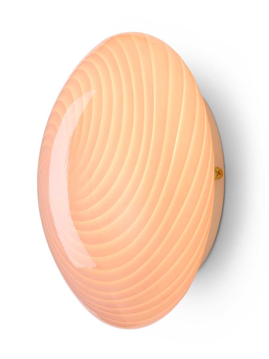 Candy Ø30 Rosa plafond från Halo Design - Den rundade sk&auml;rmen &auml;r tillverkad av munbl&aring;st glas med ett dekorativt, tvinnat m&ouml;nster som ger lampan ett vackert uttryck.