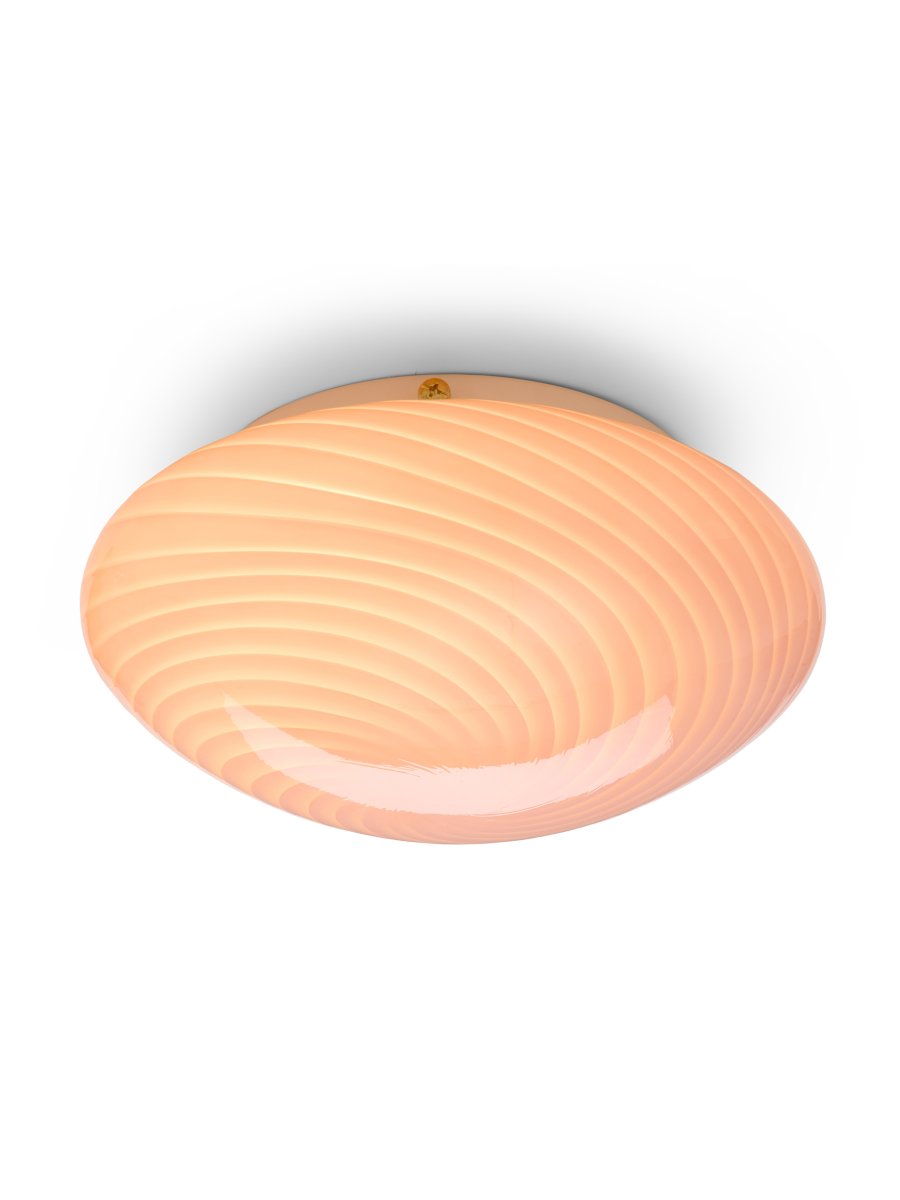Candy Ø30 Rosa plafond från Halo Design - Den rundade sk&auml;rmen &auml;r tillverkad av munbl&aring;st glas med ett dekorativt, tvinnat m&ouml;nster som ger lampan ett vackert uttryck.