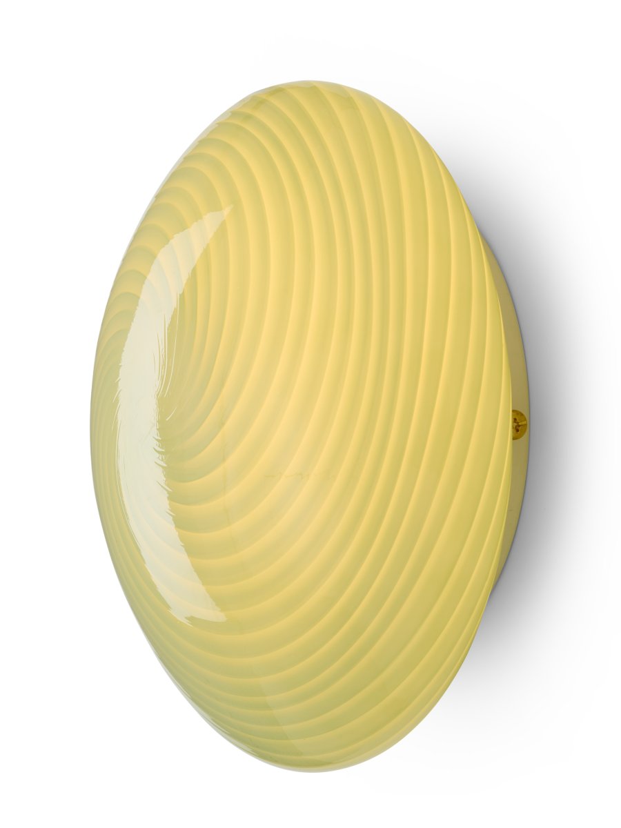 Candy Ø30 Grön plafond från Halo Design - Den rundade sk&auml;rmen &auml;r tillverkad av munbl&aring;st glas med ett dekorativt, tvinnat m&ouml;nster som ger lampan ett vackert uttryck.