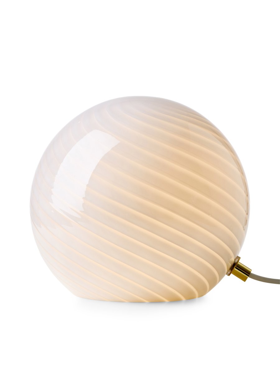 Zoom bild av Candy 20cm Vit bordslampa från Halo Design - Med sin kompakta form och stilrena design passar Candy lika fint p&aring; ett sidobord som i ett f&ouml;nster, p&aring; en hylla eller ett nattduksbord.