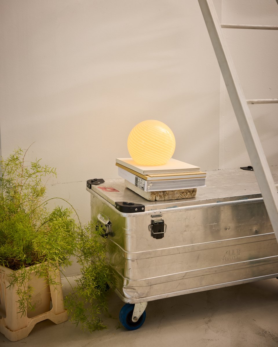 Candy 20cm Krämvit bordslampa från Halo Design - Med sin kompakta form och stilrena design passar Candy lika fint p&aring; ett sidobord som i ett f&ouml;nster, p&aring; en hylla eller ett nattduksbord.