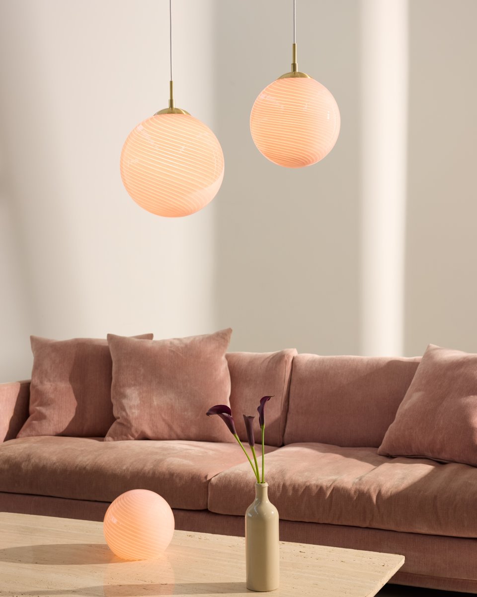 Candy Ball Ø30 Rosa taklampa från Halo Design - Med sin tidl&ouml;sa design passar Candy Ball lika fint i ett f&ouml;nster som &ouml;ver ett sidobord eller i en grupp &ouml;ver matbordet.