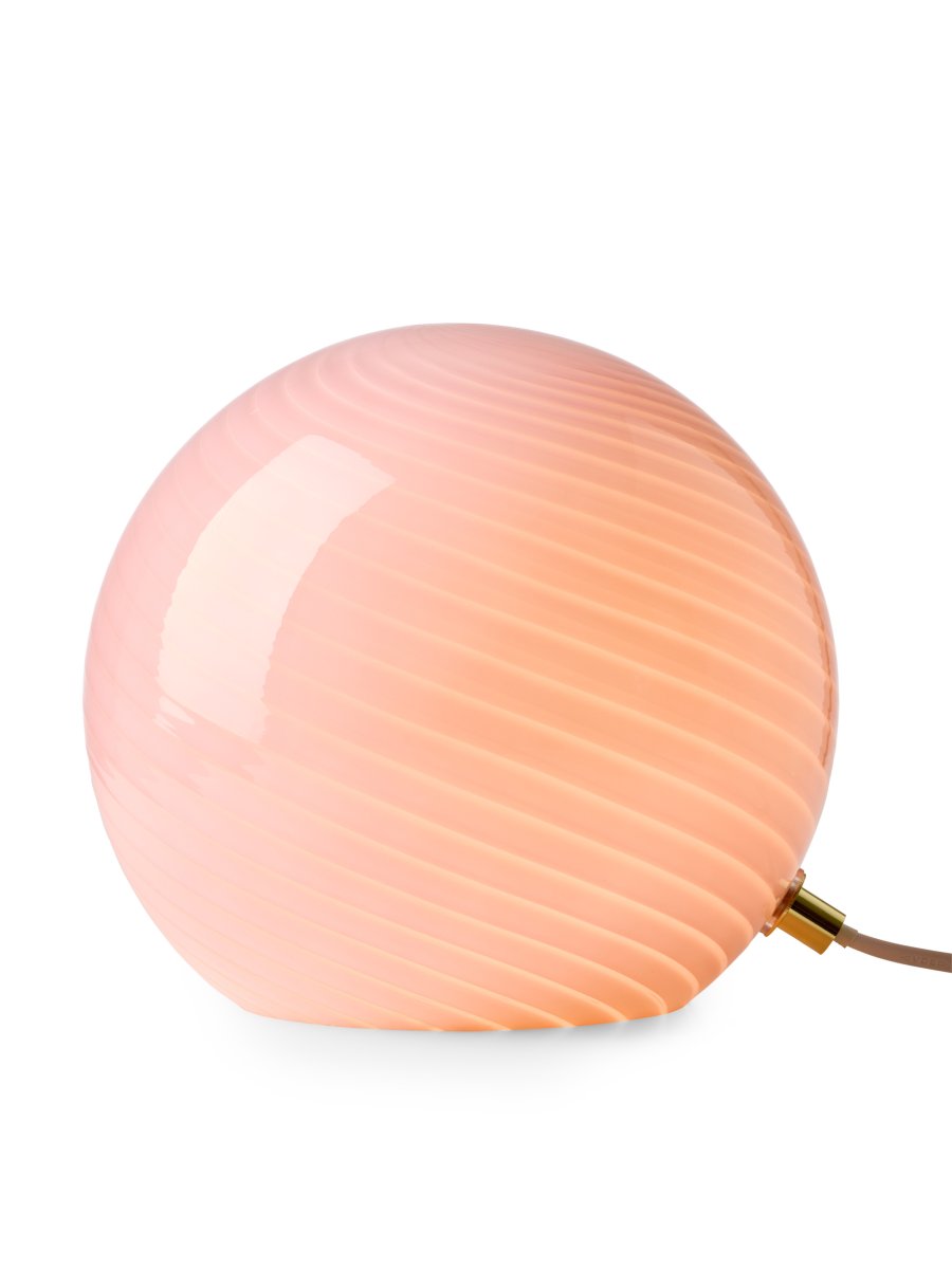 Candy 20cm Rosa bordslampa från Halo Design - Med sin kompakta form och stilrena design passar Candy lika fint p&aring; ett sidobord som i ett f&ouml;nster, p&aring; en hylla eller ett nattduksbord.