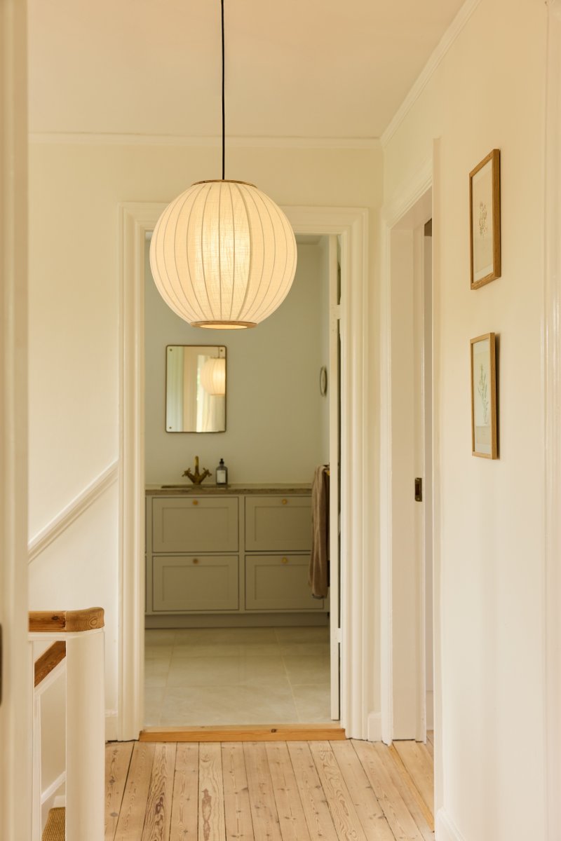 Balloon Ø40 Krämvit taklampa från Halo Design - Balloon &auml;r en elegant takpendel med en rundad, ballongformad design som blir ett vackert blickf&aring;ng i rummet.
