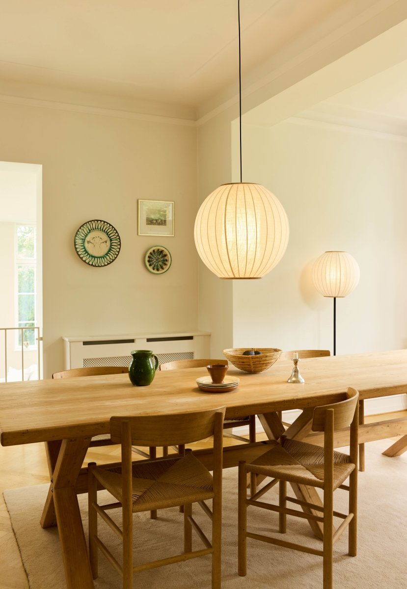 Balloon Krämvit golvlampa från Halo Design - Den rundade sk&auml;rmen i kr&auml;mvit, linneliknande textil kompletteras av dekorativa detaljer i massivt tr&auml; som ger lampan ett varmt och harmoniskt uttryck.