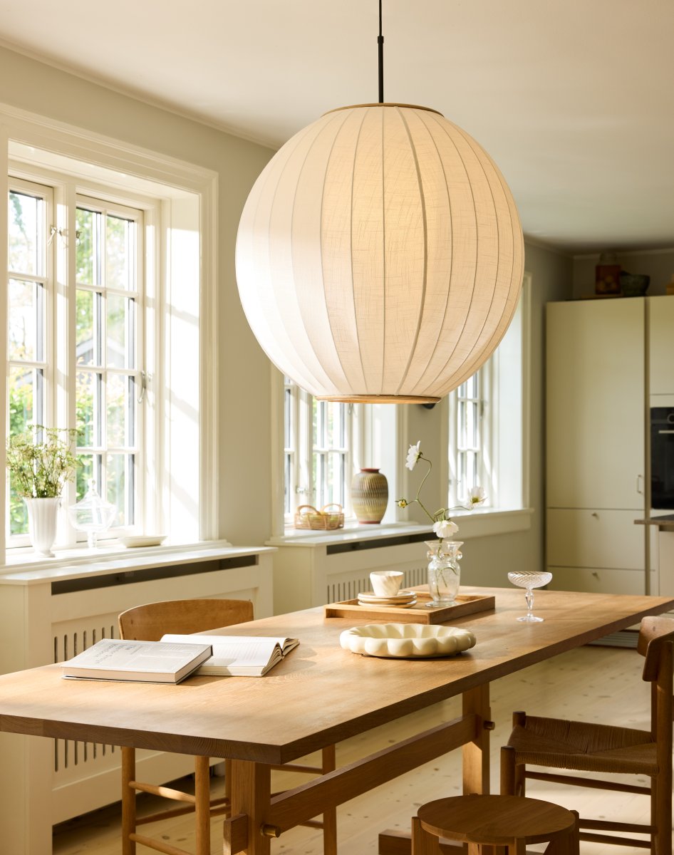 Balloon Ø70 Krämvit taklampa från Halo Design - Balloon &auml;r en elegant takpendel med en gener&ouml;s diameter p&aring; 70cm som blir ett imponerande blickf&aring;ng i rummet.