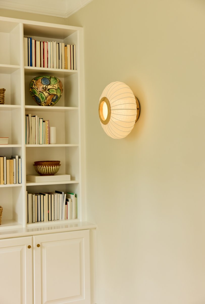 Balloon Ø40 Krämvit plafond från Halo Design - Den rundade, n&aring;got platta sk&auml;rmen i kr&auml;mvit, linneliknande textil kompletteras av dekorativa detaljer i massivt tr&auml; som ger lampan ett varmt och harmoniskt uttryck.