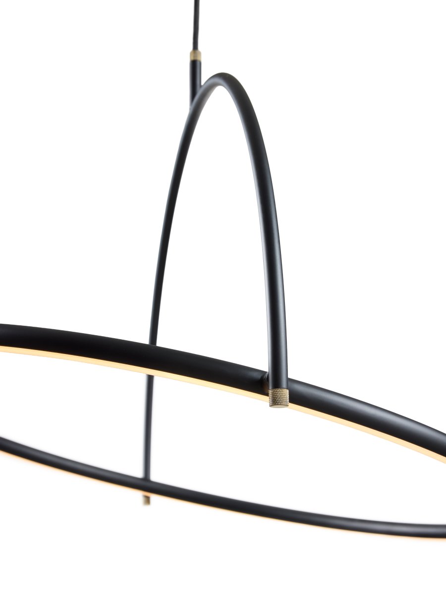 Tilit Ø40 Svart taklampa från Halo Design - Tilt &auml;r en modern takpendel med en stilren och minimalistisk design i svart metall och eleganta detaljer i m&auml;ssingsf&auml;rg.