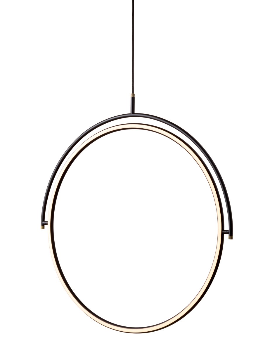 Tilt Ø60 Svart taklampa från Halo Design - Tilt &auml;r en modern takpendel med en stilren och minimalistisk design i svart metall och eleganta detaljer i m&auml;ssingsf&auml;rg.