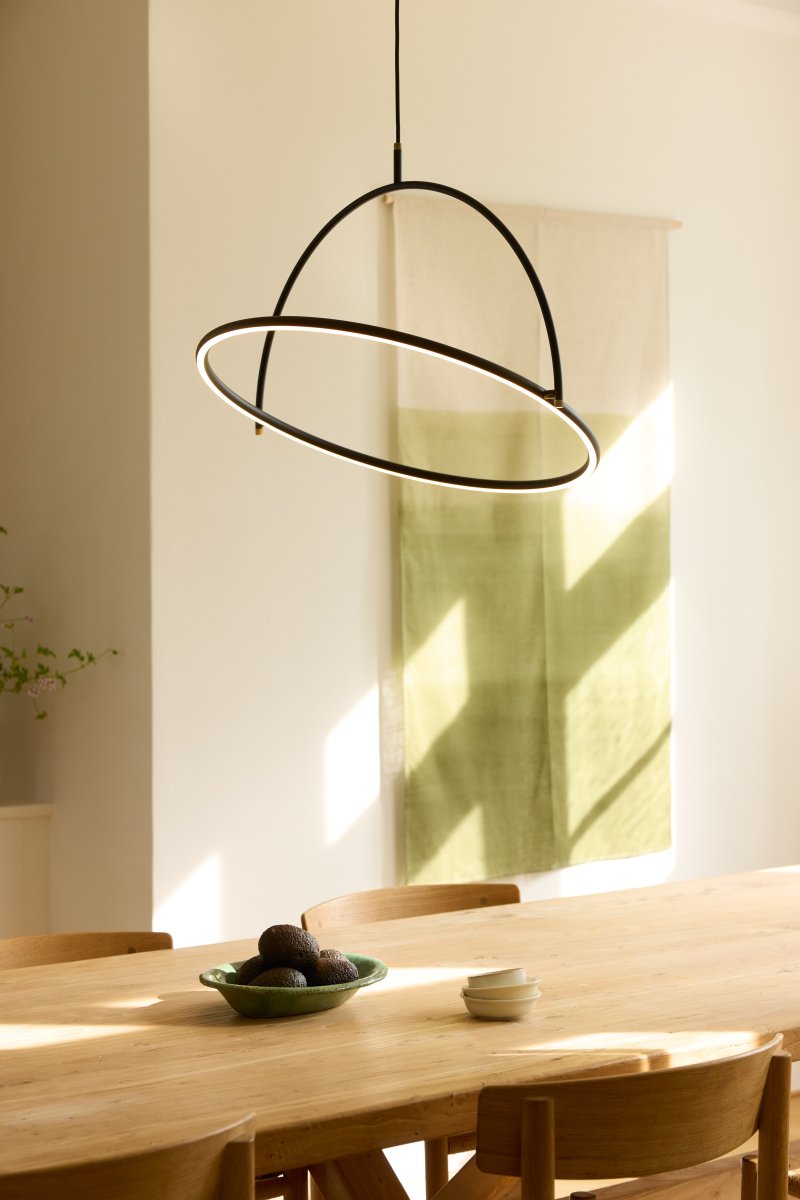 Tilt Ø60 Svart taklampa från Halo Design - Tilt &auml;r en modern takpendel med en stilren och minimalistisk design i svart metall och eleganta detaljer i m&auml;ssingsf&auml;rg.