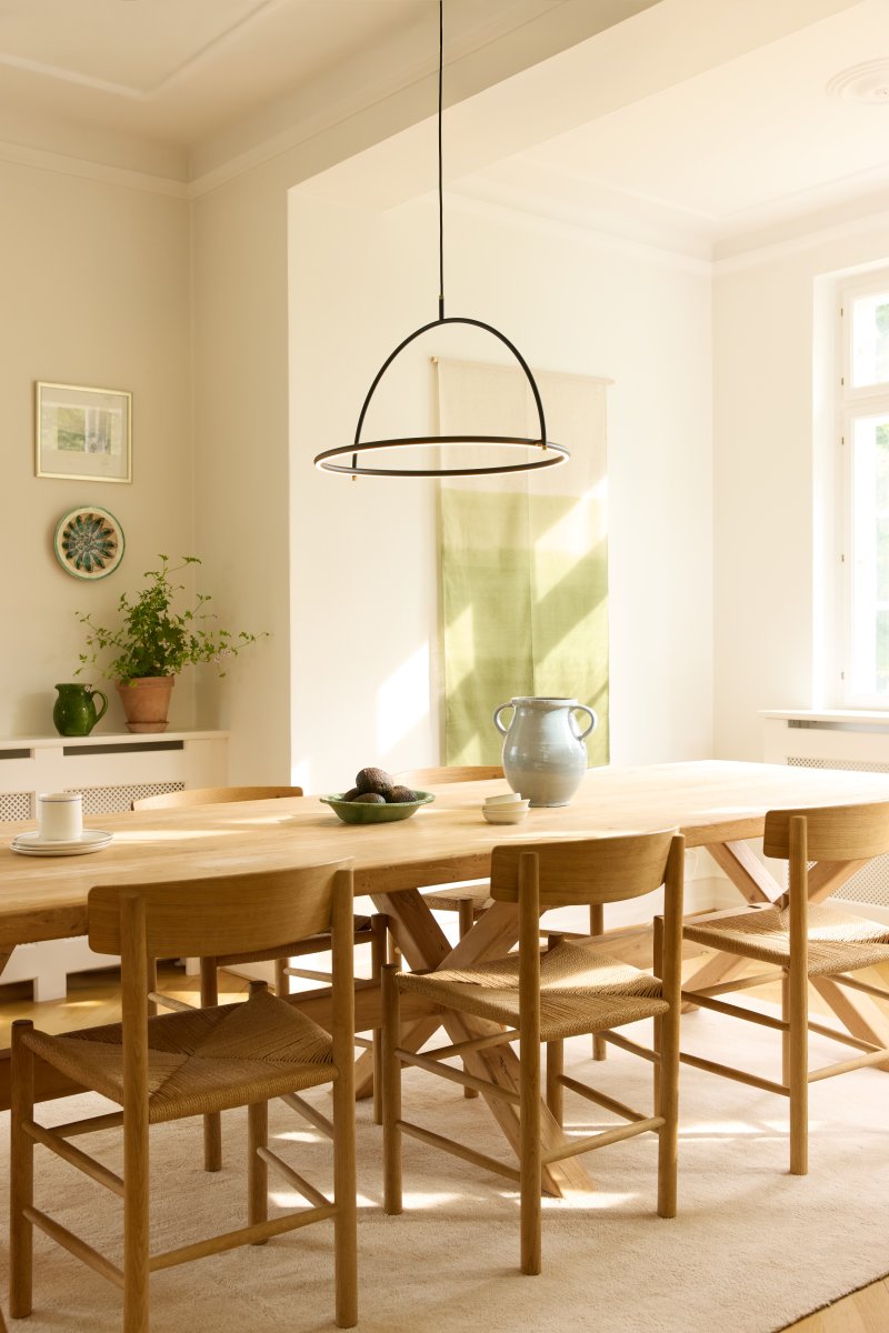Tilt Ø60 Svart taklampa från Halo Design - Tilt &auml;r en modern takpendel med en stilren och minimalistisk design i svart metall och eleganta detaljer i m&auml;ssingsf&auml;rg.