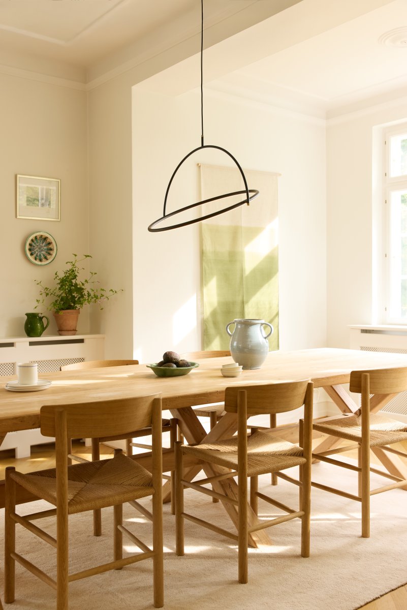 Tilt Ø60 Svart taklampa från Halo Design - Tilt &auml;r en modern takpendel med en stilren och minimalistisk design i svart metall och eleganta detaljer i m&auml;ssingsf&auml;rg.