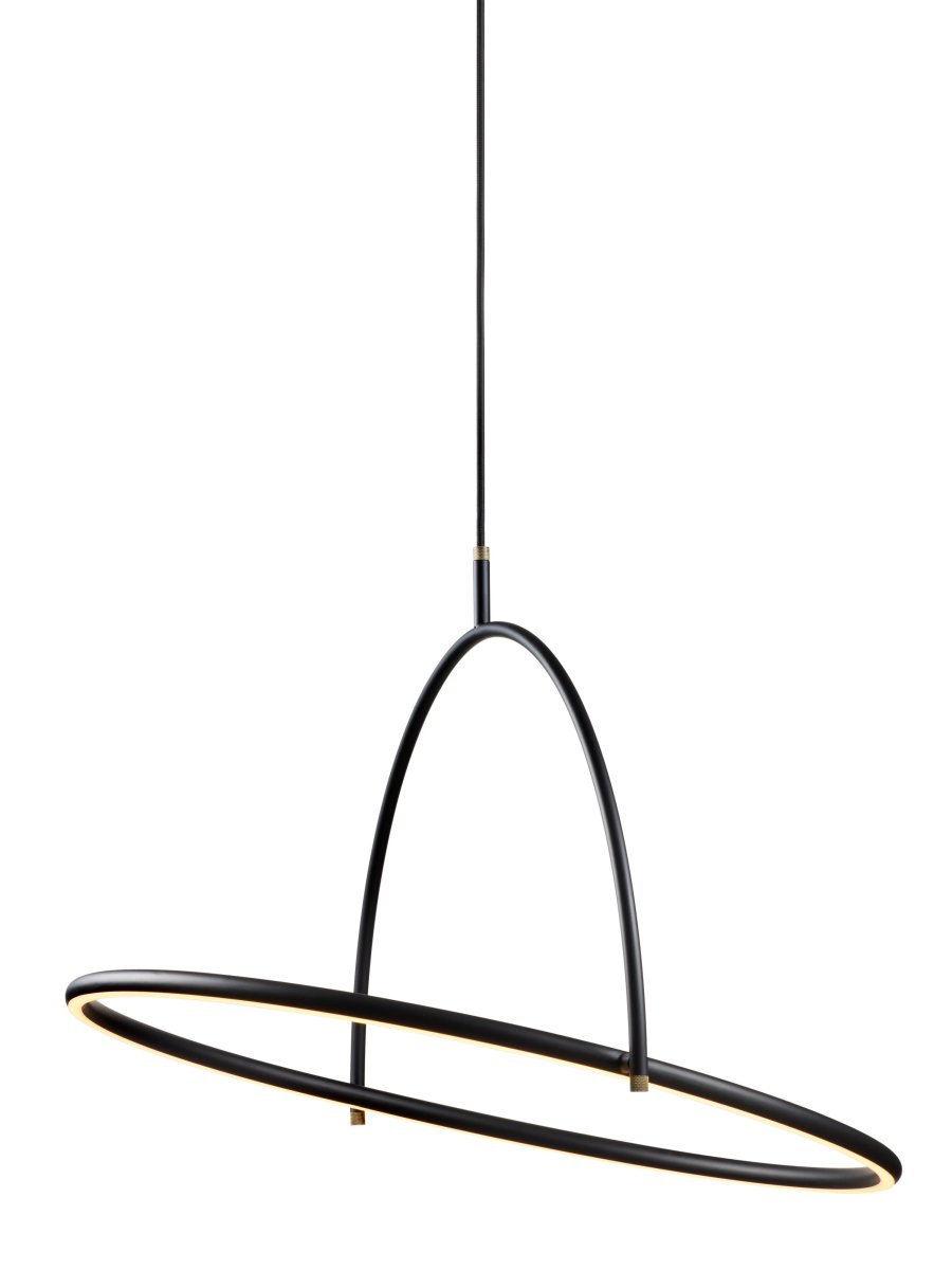 Tilt Ø60 Svart taklampa från Halo Design - Tilt &auml;r en modern takpendel med en stilren och minimalistisk design i svart metall och eleganta detaljer i m&auml;ssingsf&auml;rg.