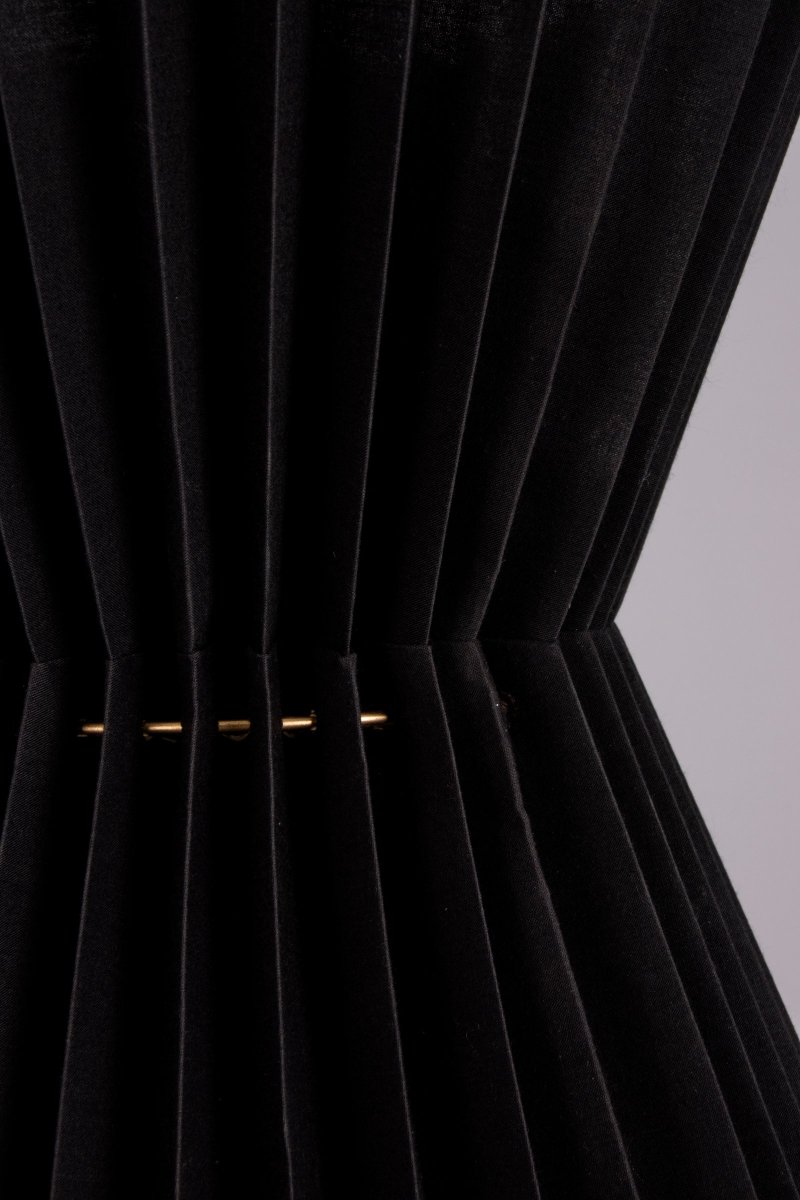 Maiden Ø40 Svart taklampa från Globen Lighting - Lampan &auml;r tillverkad i svart textil med transparent plastinsida och f&ouml;rsedd med dekorativa metallringar i m&auml;ssingsf&auml;rg.