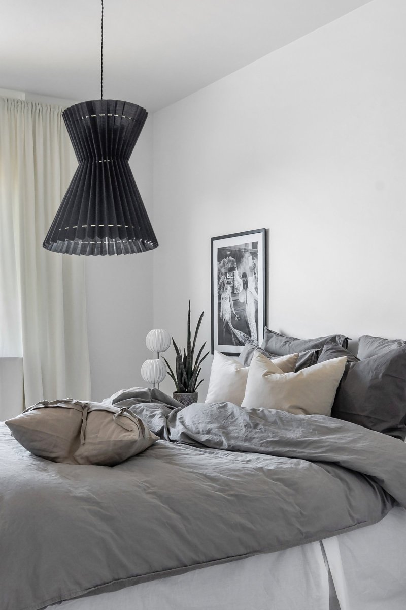 Maiden Ø40 Svart taklampa från Globen Lighting - Lampan &auml;r tillverkad i svart textil med transparent plastinsida och f&ouml;rsedd med dekorativa metallringar i m&auml;ssingsf&auml;rg.