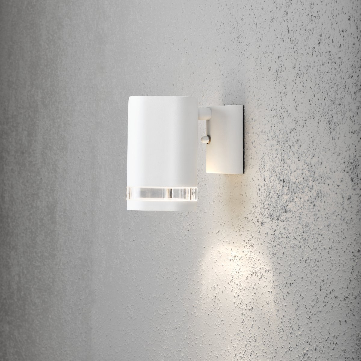 Modena Vit utelampa från Konstsmide - Modena &auml;r en stilren fasadlampa i vitlackad aluminium med en elegant detalj i transparent akrylglas som ger lampan ett modernt uttryck.