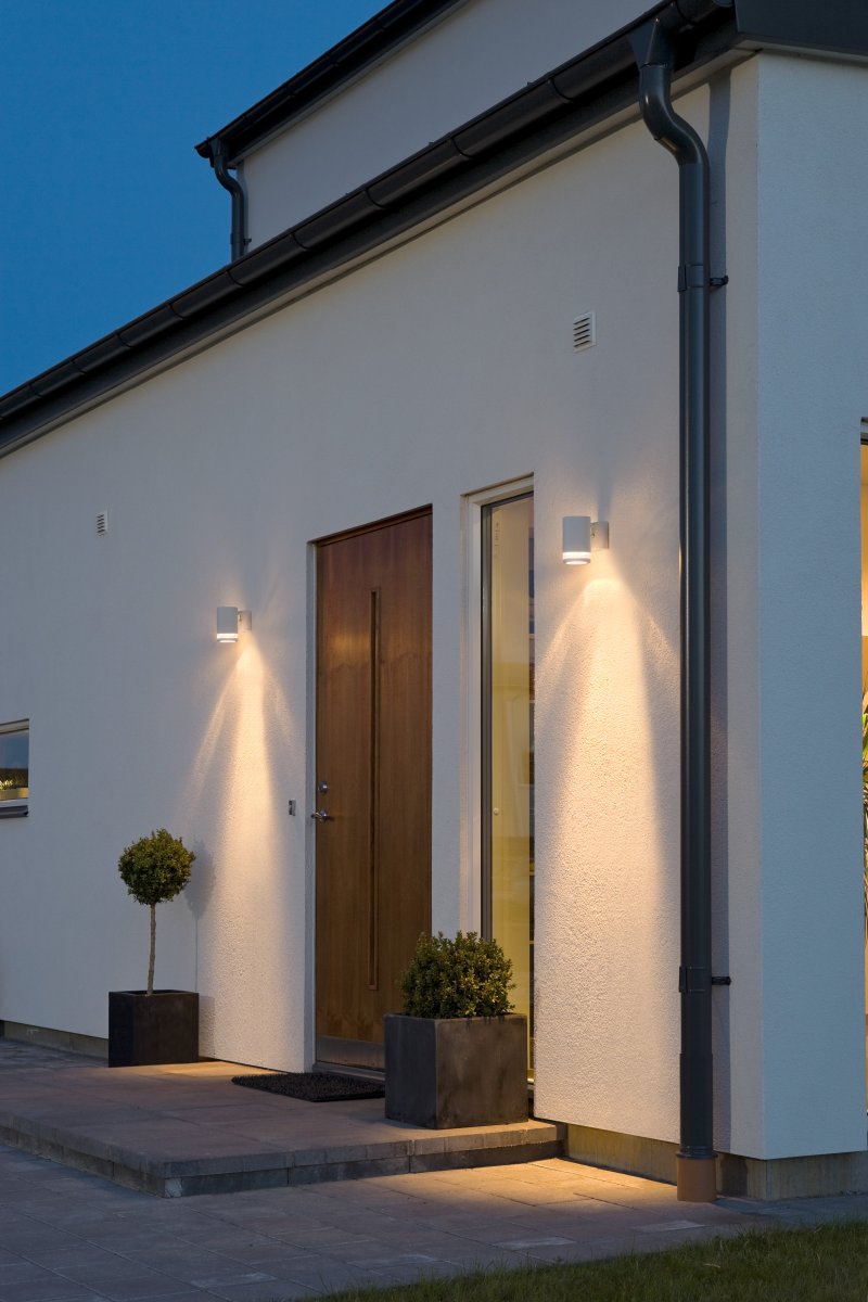 Modena Vit utelampa från Konstsmide - Modena &auml;r en stilren fasadlampa i vitlackad aluminium med en elegant detalj i transparent akrylglas som ger lampan ett modernt uttryck.