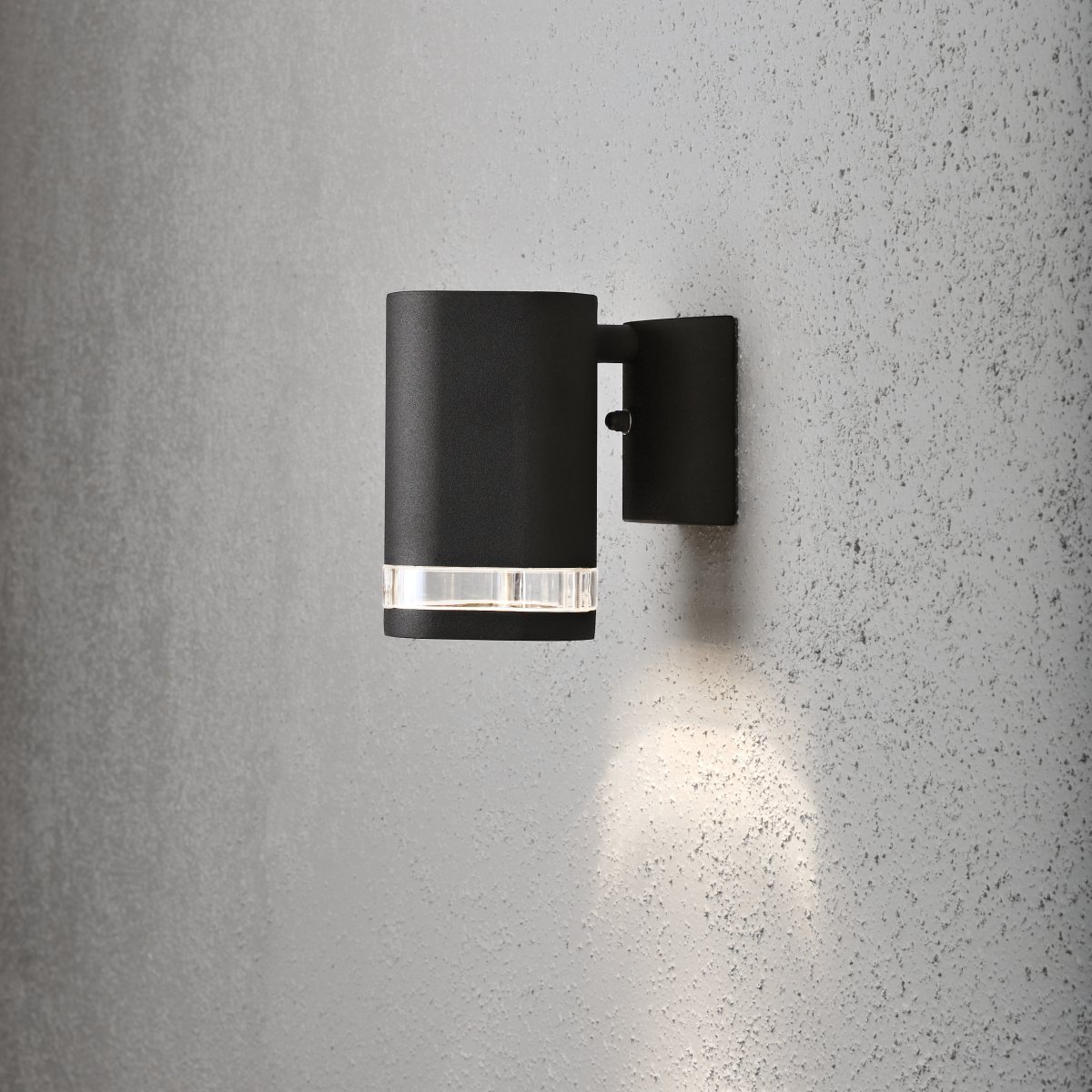 Modena Svart utelampa från Konstsmide - Modena &auml;r en stilren fasadlampa i svartlackad aluminium med en elegant detalj i transparent akrylglas som ger lampan ett modernt uttryck.