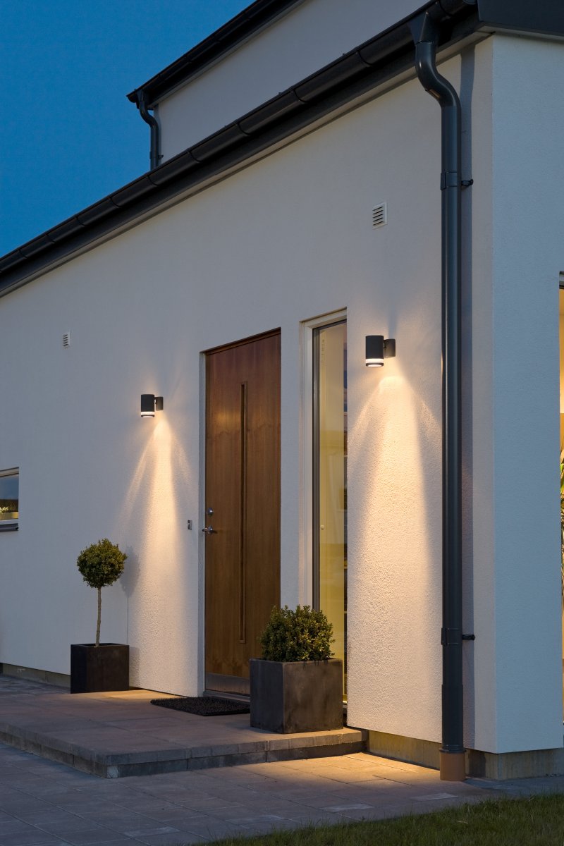 Modena Svart utelampa från Konstsmide - Modena &auml;r en stilren fasadlampa i svartlackad aluminium med en elegant detalj i transparent akrylglas som ger lampan ett modernt uttryck.