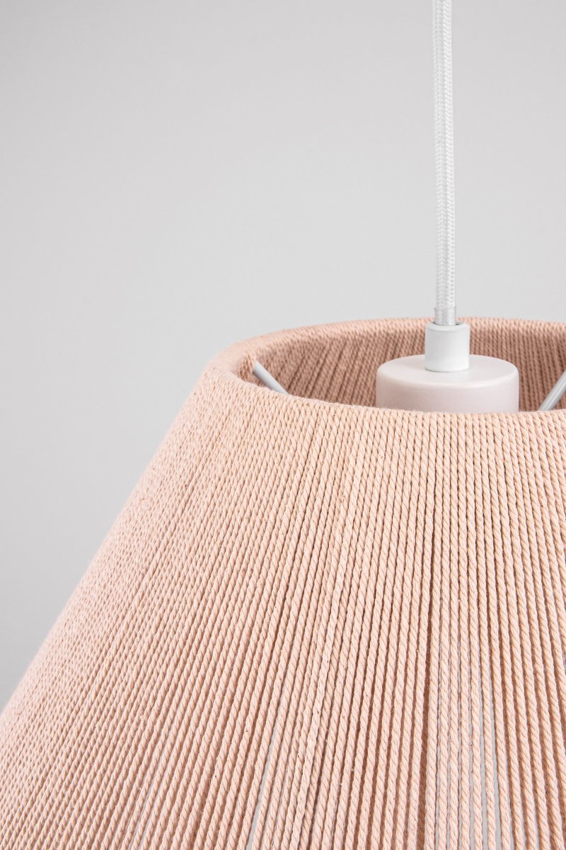 Anna Ø35 Natur taklampa från Globen Lighting - Anna &auml;r en vacker taklampa tillverkad av naturf&auml;rgad bomullstr&aring;d som har lindats f&ouml;r hand runt en metallst&auml;llning.