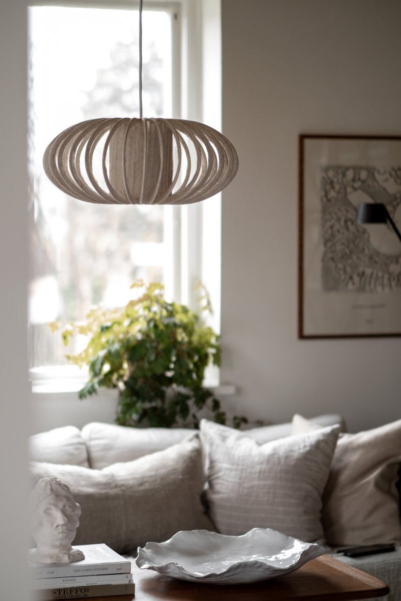 Selma skärm exkl. upphäng Ø45 Beige taklampa från Globen Lighting - Sk&auml;rmen kan anv&auml;ndas b&aring;de som pendel och plafond, v&auml;lj till ljusk&auml;lla och upph&auml;ng (s&auml;ljs separat) f&ouml;r det anv&auml;ndningsomr&aring;de du &ouml;nskar.