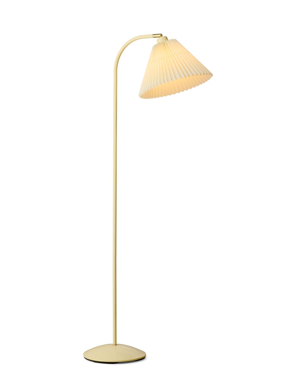 Medina Krämvit golvlampa från Halo Design - Den breda sk&auml;rmen sprider ett mjukt och behagligt ljus, samtidigt som det vinklingsbara lamphuvudet g&ouml;r det enkelt att rikta belysningen efter behov.