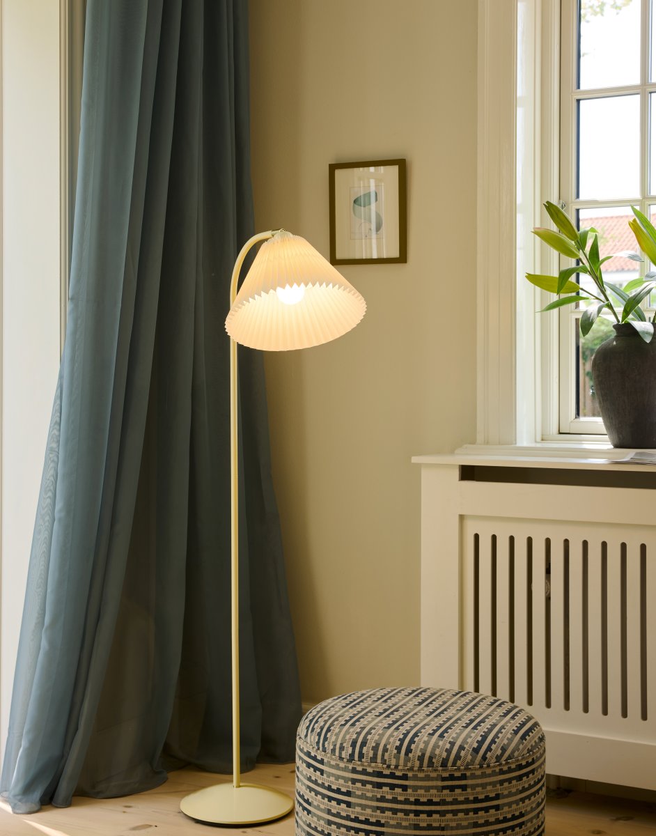 Medina Krämvit golvlampa från Halo Design - Den breda sk&auml;rmen sprider ett mjukt och behagligt ljus, samtidigt som det vinklingsbara lamphuvudet g&ouml;r det enkelt att rikta belysningen efter behov.