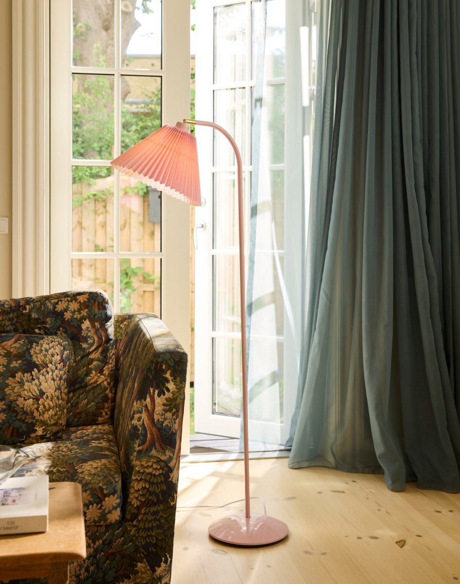 Medina Rosa golvlampa från Halo Design - Den breda sk&auml;rmen sprider ett mjukt och behagligt ljus, samtidigt som det vinklingsbara lamphuvudet g&ouml;r det enkelt att rikta belysningen efter behov.