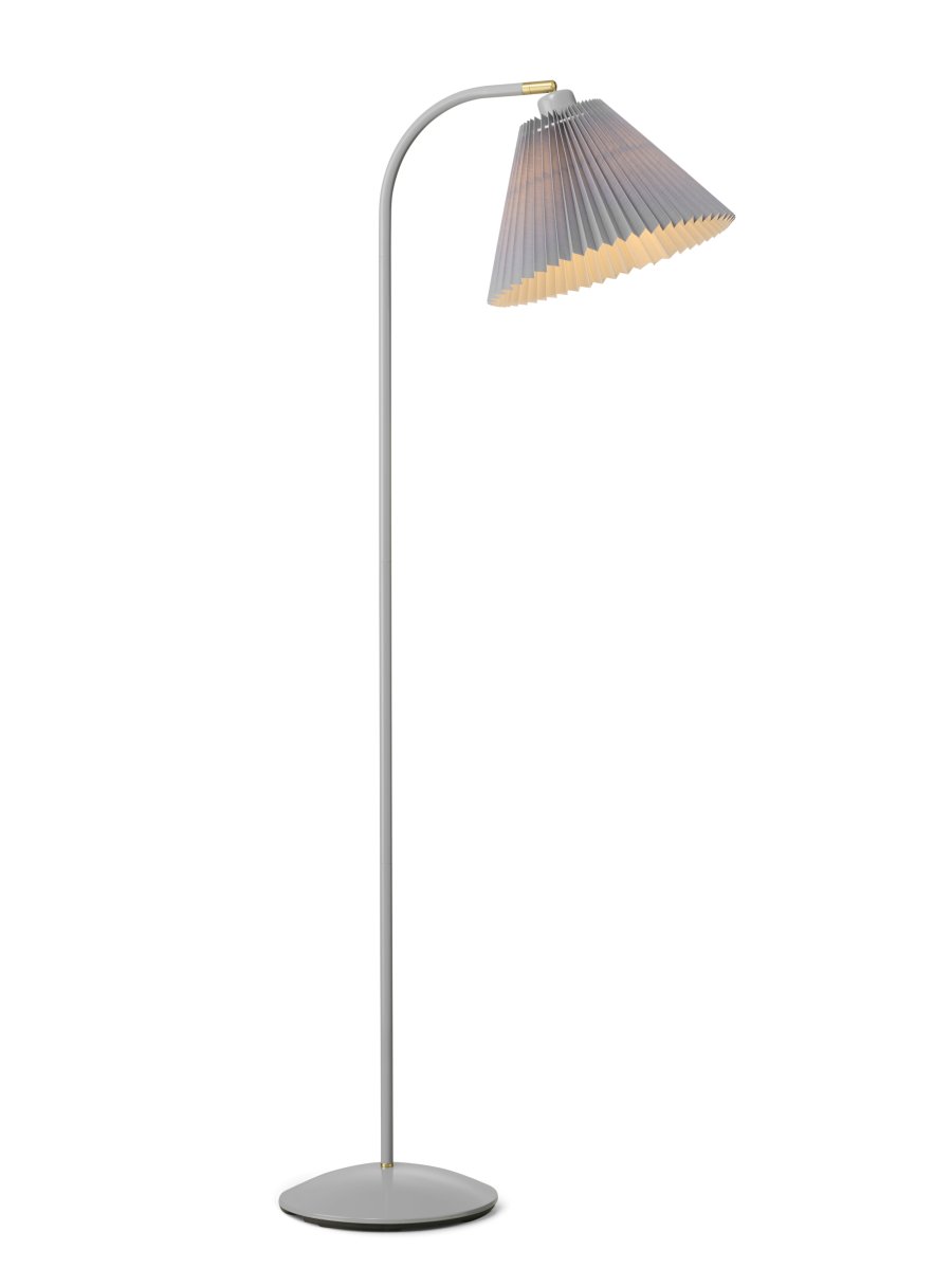 Medina Grå golvlampa från Halo Design - Den breda sk&auml;rmen sprider ett mjukt och behagligt ljus, samtidigt som det vinklingsbara lamphuvudet g&ouml;r det enkelt att rikta belysningen efter behov.