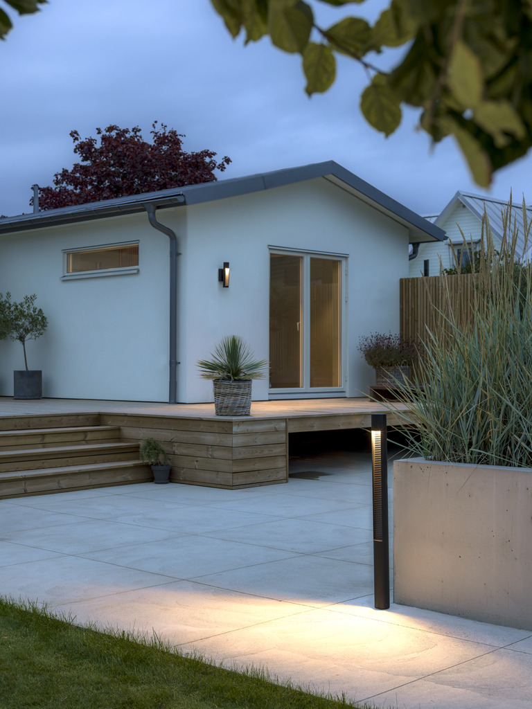 Udine 97cm Svart pollare från Konstsmide - Denna moderna och stilrena stolpe &auml;r idealisk f&ouml;r att belysa g&aring;ngar eller tr&auml;dg&aring;rdar med ett mjukt och energieffektivt ljus.