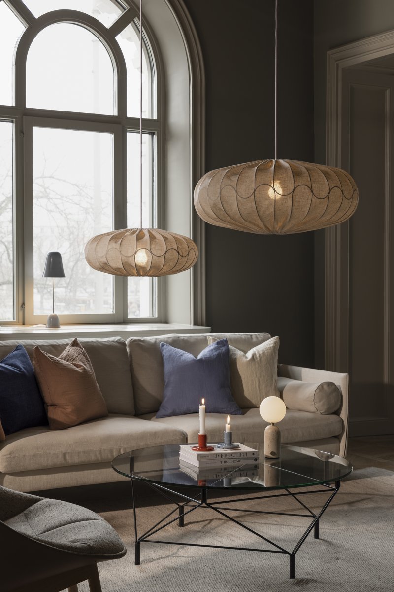 Bladverk skärm exkl. upphäng Ø70 Beige taklampa från Globen Lighting - Textilen bidrar till ett varmt och behagligt ljus som passar fint i s&aring;v&auml;l sovrum som vardagsrum.