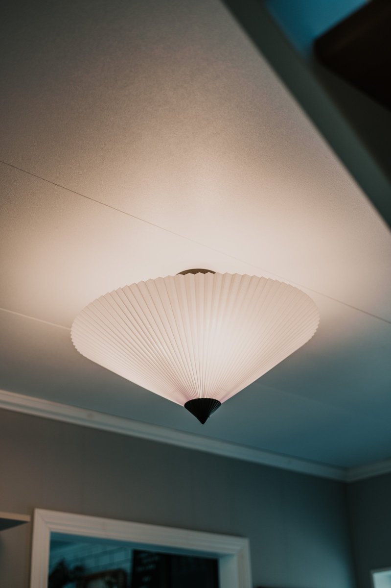 Matisse Ø60 Vit plafond från Globen Lighting - Lampan har en veckad vit textilsk&auml;rm och &auml;r dekorerad med en matchande veckad topp i mattsvart lackerad metall.