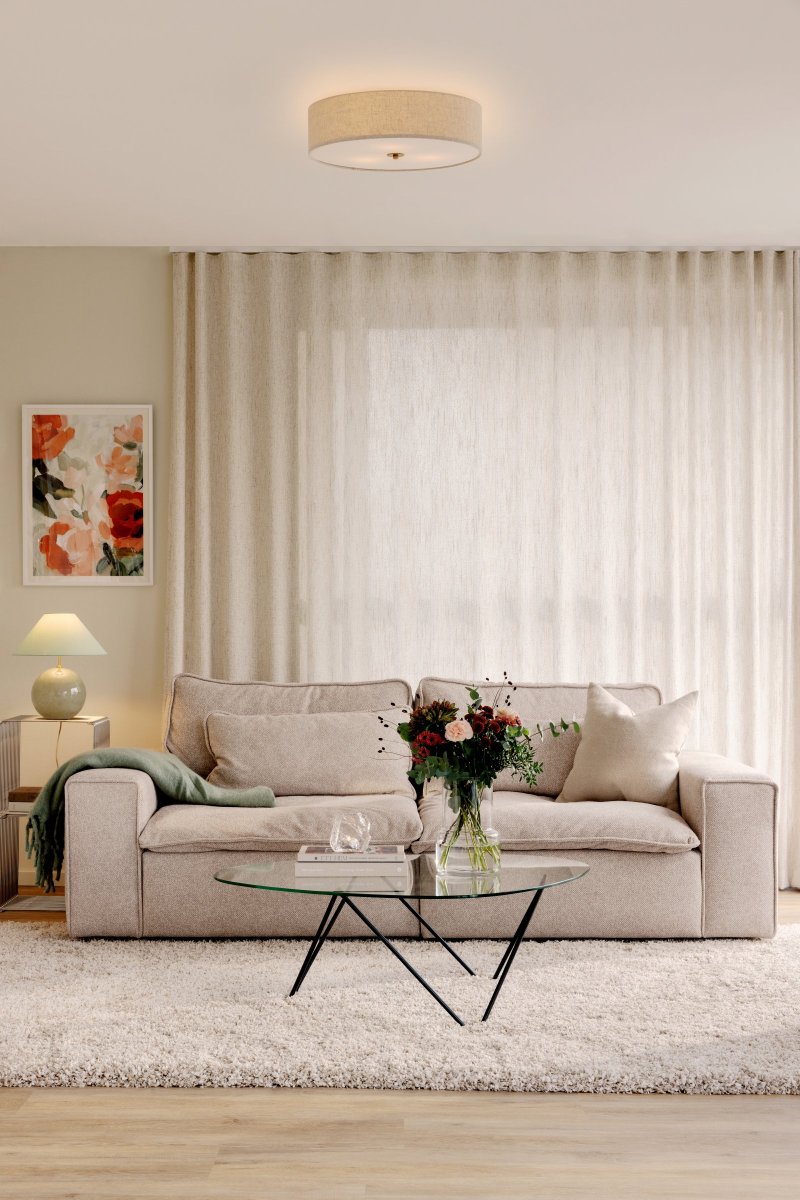 Noah Ø35 Beige plafond från Globen Lighting - Noah &auml;r tillverkad f&ouml;r hand i inf&auml;rgat linnetyg och blir en sober och dekorativ plafond i taket.