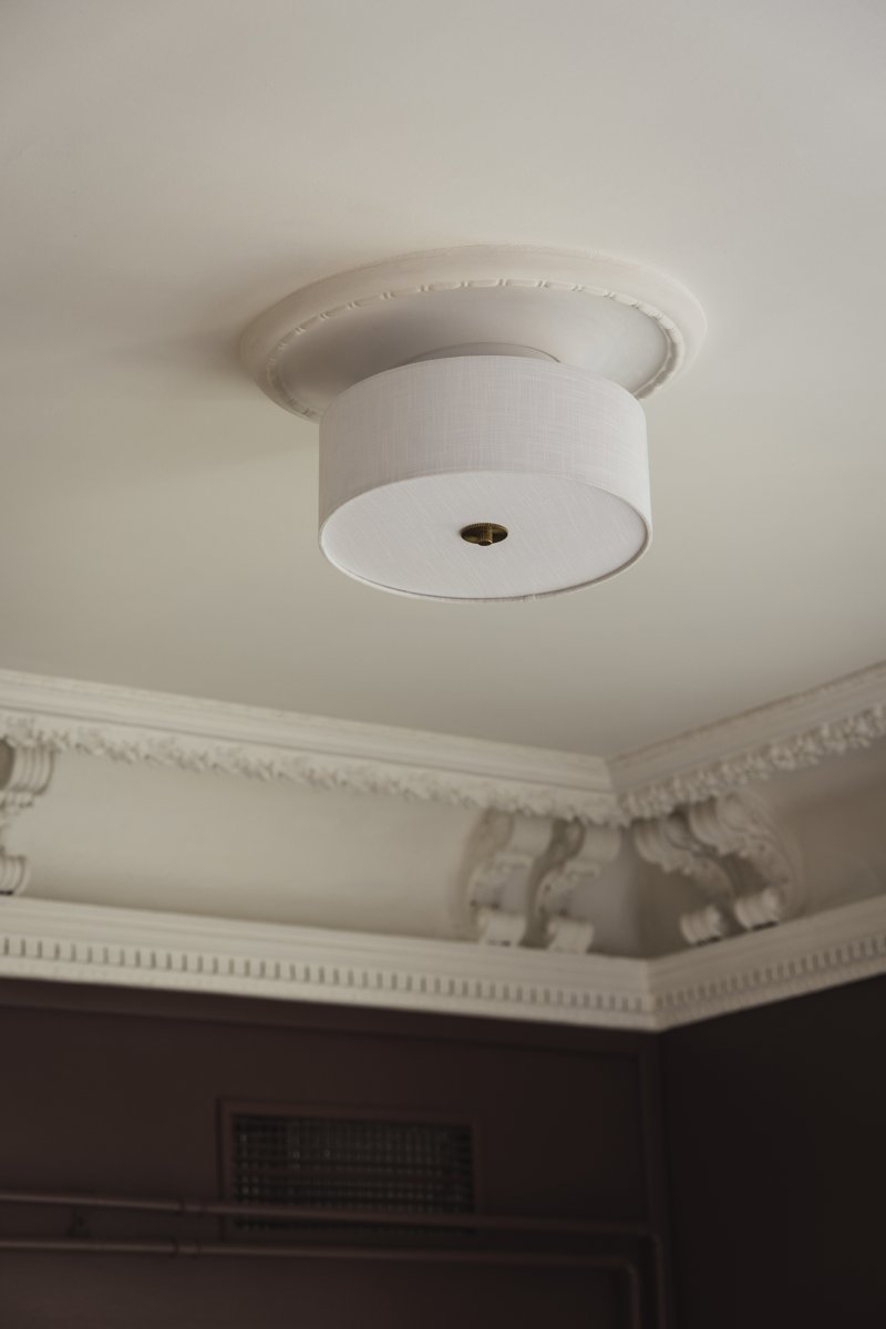 Noah Ø35 Vit plafond från Globen Lighting - Noah &auml;r en stilren och dekorativ plafond, handgjord i vitt linnetyg med en vacker, levande struktur.