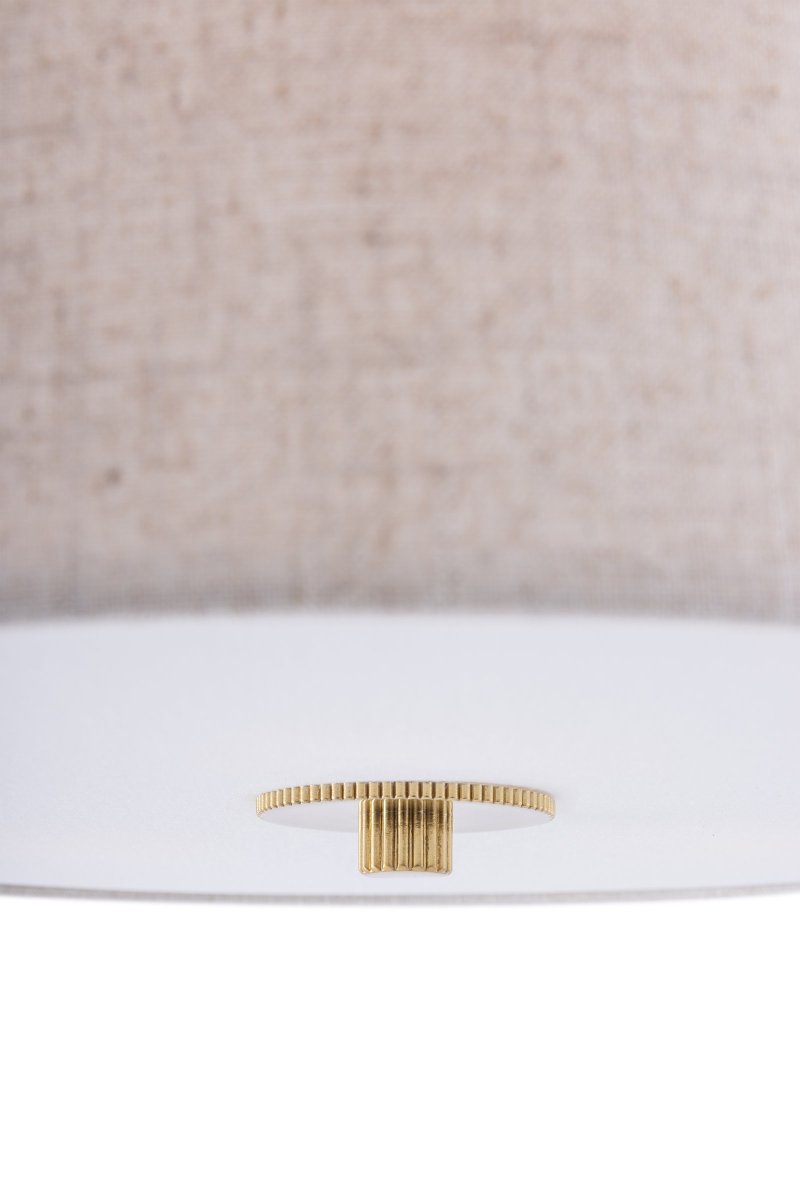 Noah Ø50 Beige plafond från Globen Lighting - Noah &auml;r tillverkad f&ouml;r hand i inf&auml;rgat linnetyg och blir en sober och dekorativ plafond i taket.