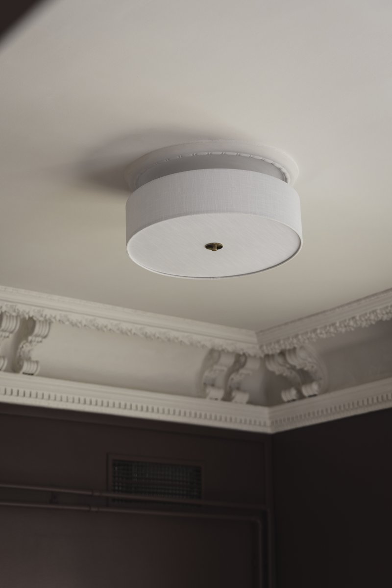 Noah Ø50 Vit plafond från Globen Lighting - Noah &auml;r en stilren och dekorativ plafond, handgjord i vitt linnetyg med en vacker, levande struktur.